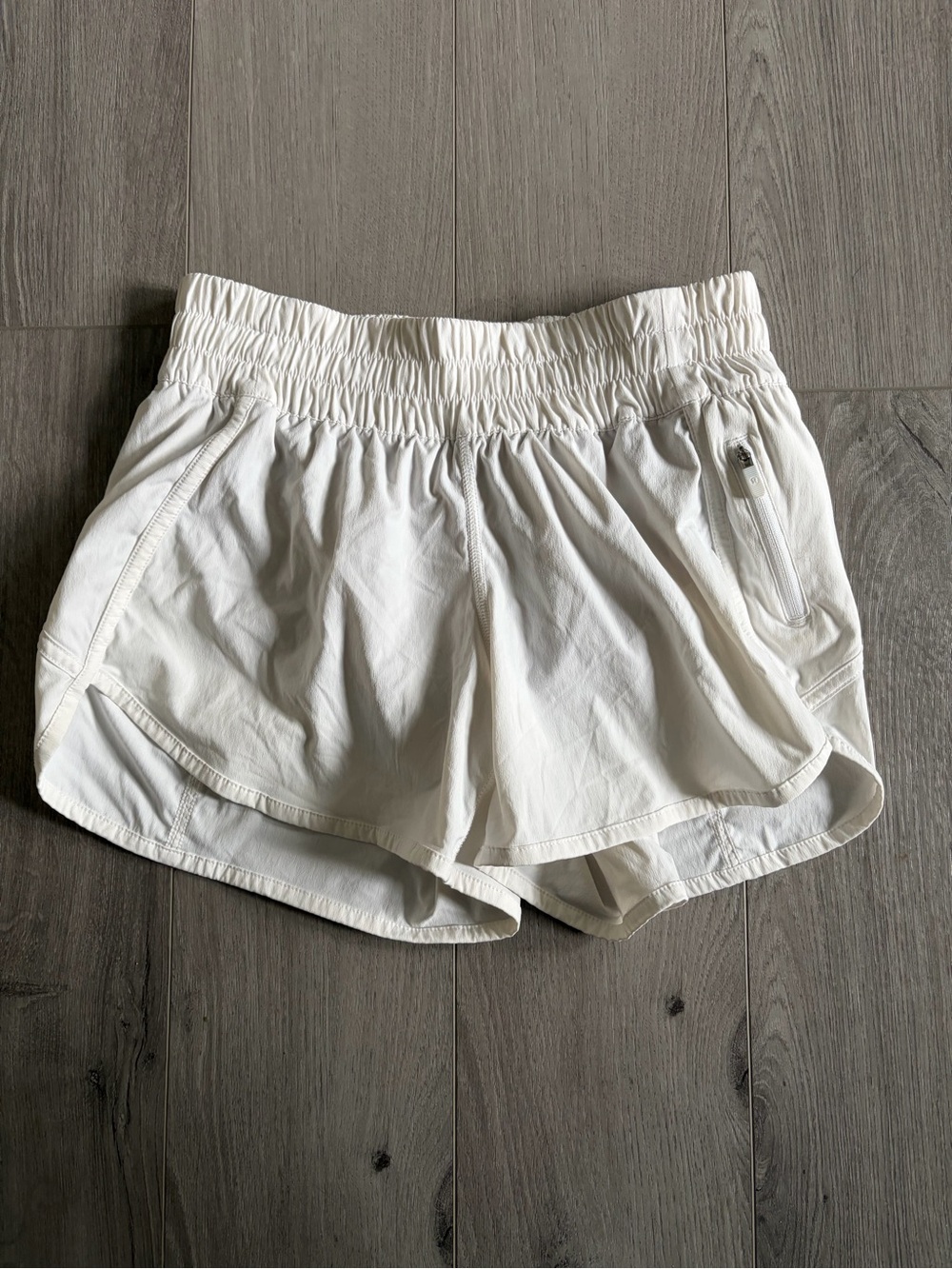 *LIKE NEW* Lululemon Tracker Short V *4"
White size 6